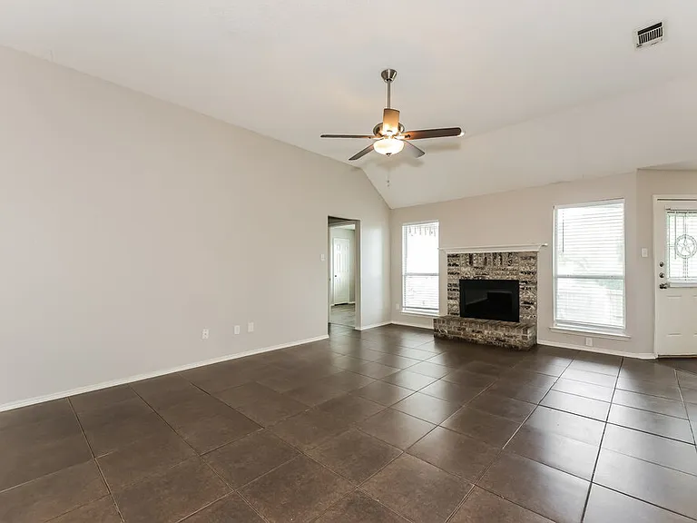 706 Valleycreek Rd — Photo 3
