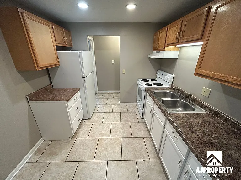 3309 S Elmwood Ave — Photo 4
