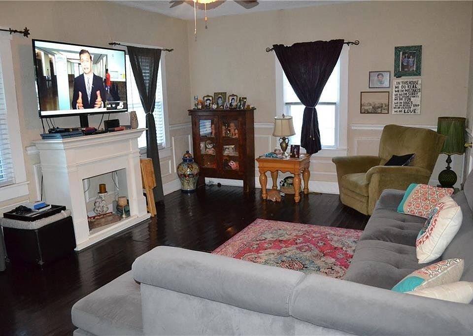 2nd image of 2938 8th Ave