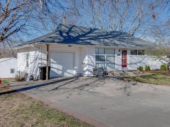 1407 Country Club Dr, Pleasant Hill, MO 64080