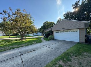 1168 Hansford Rd, Lyndhurst, OH 44124