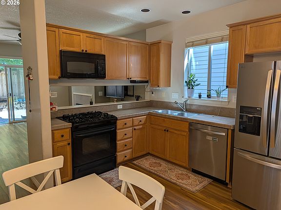 3rd image of 985 SE Tamango St