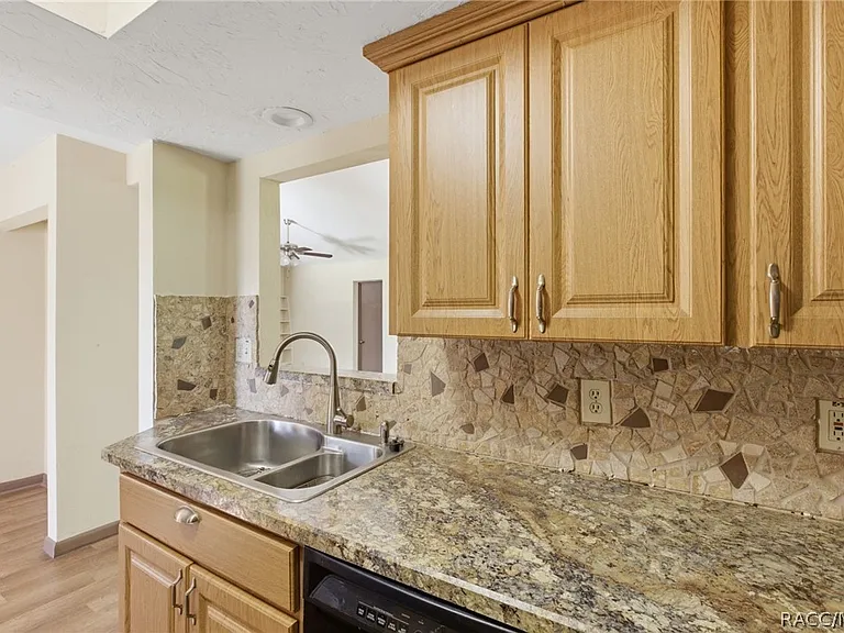 3632 N Honeylocust Dr — Photo 9