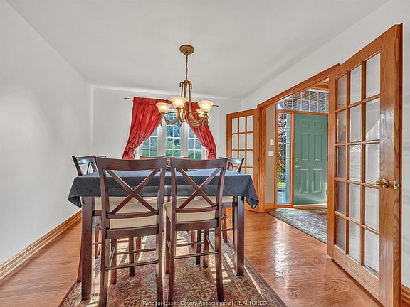 5th image of 555 Christina Cres