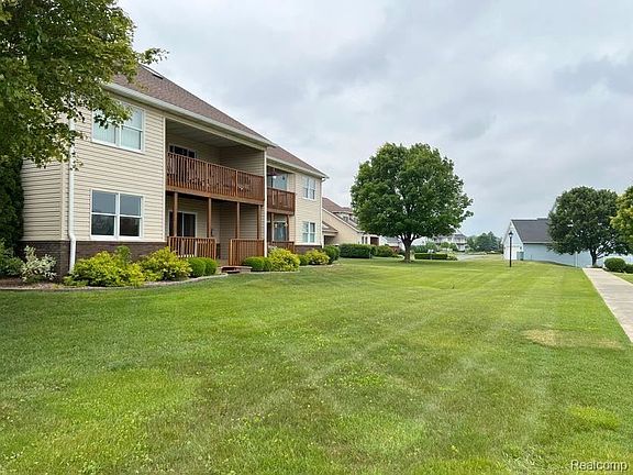 3rd image of 807 E Pointe Dr