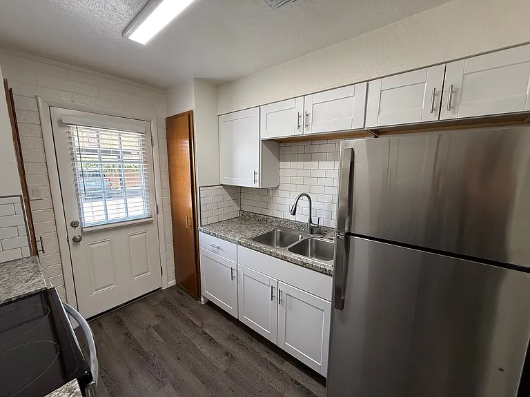 Alexsi Apartments — Photo 6