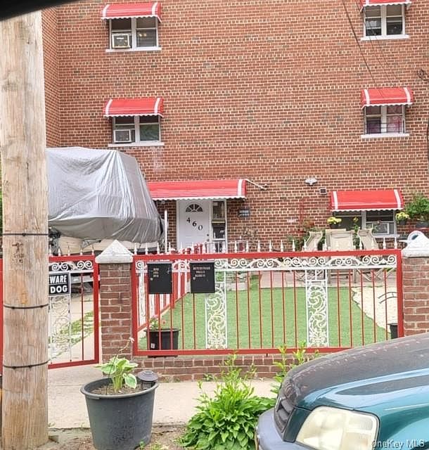 1st image of 460 Swinton Ave