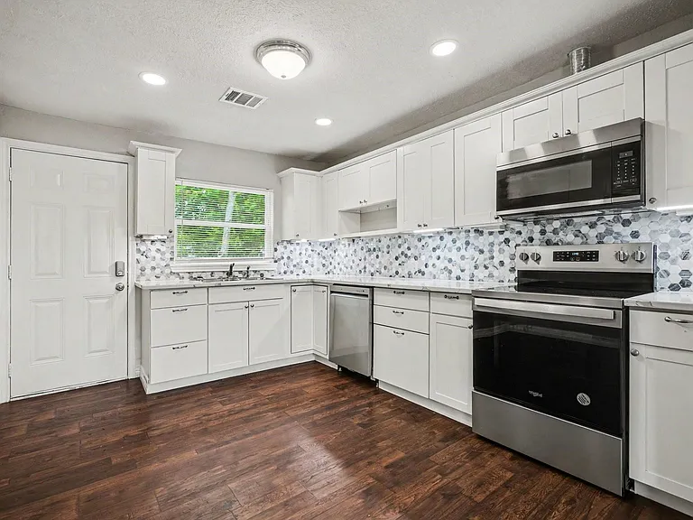 702 E Republic Ave — Photo 5