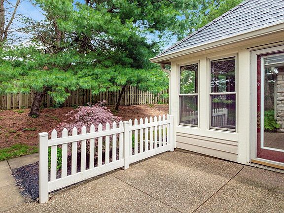 3rd image of 74 Stonington Cir
