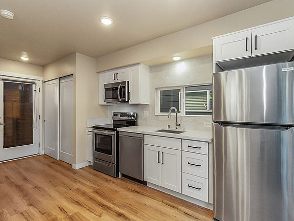 4th image of 1042 S Donovan St #1