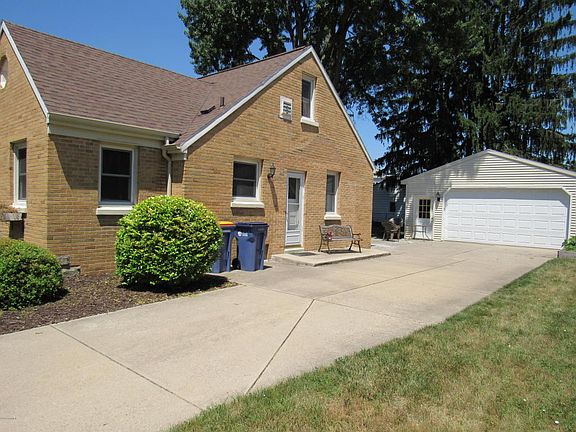 2nd image of 1017 Kelsey St NE
