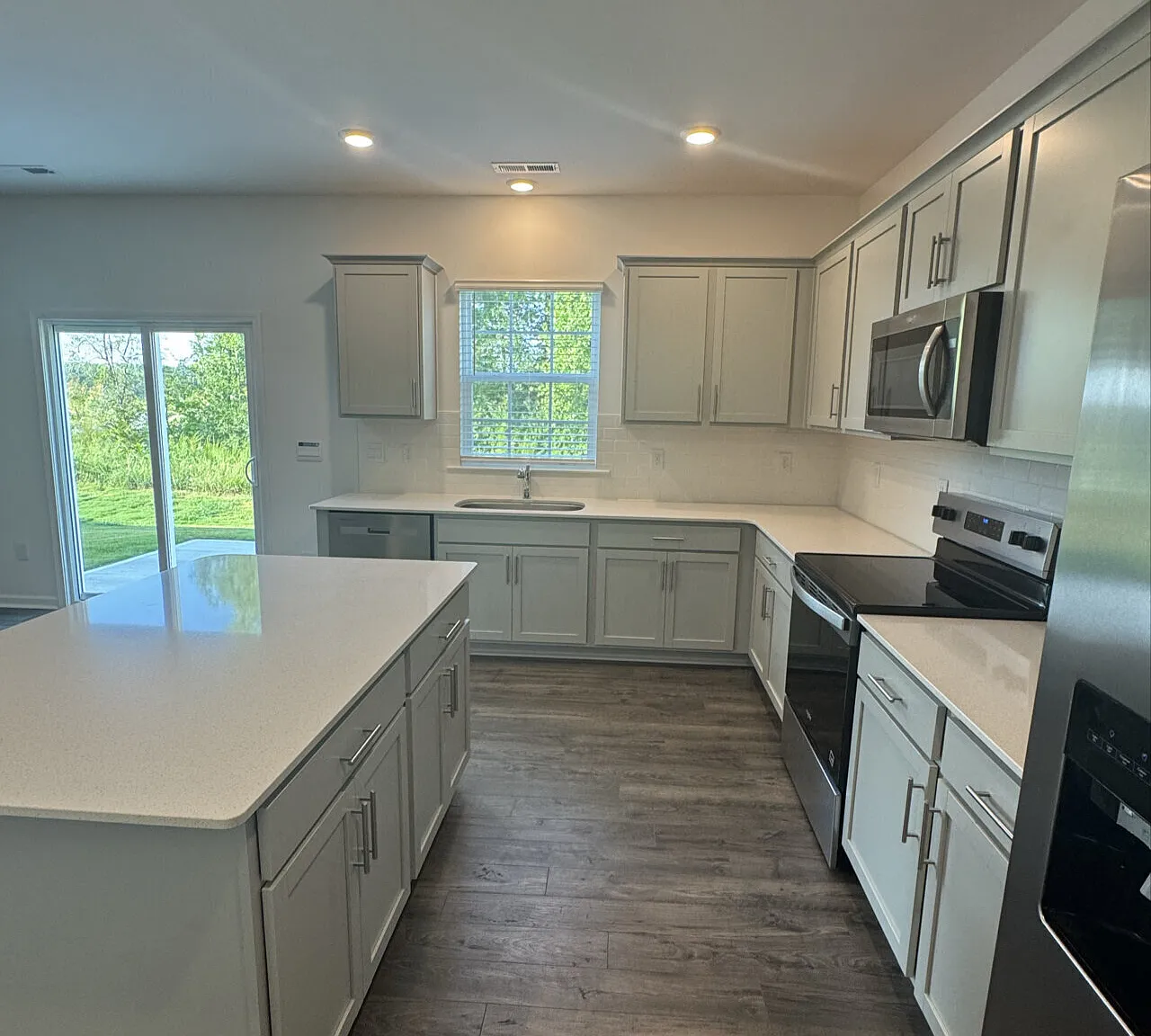 5 bed, 2818 sqft, $2,400 — Photo 4