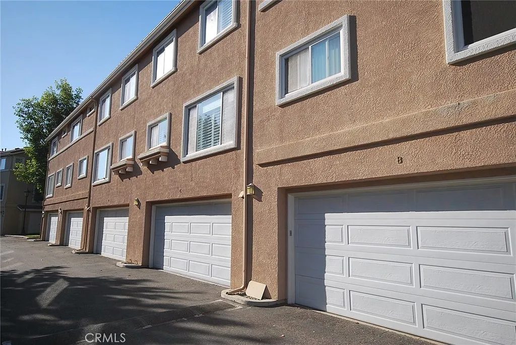 3 bed, 2.5 bath, 1614 sqft, $3,650 — Photo 2