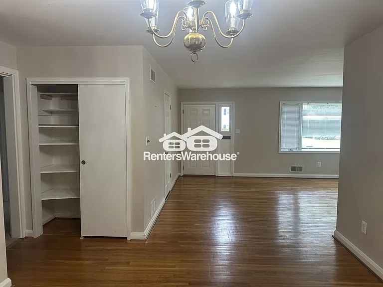223 Deep Dale Dr — Photo 6