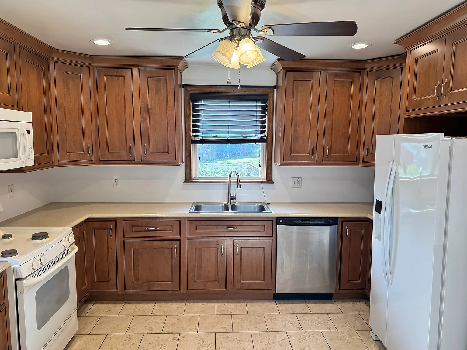 3 bed, 1.5 bath, 1300 sqft, $1,300 — Photo 2