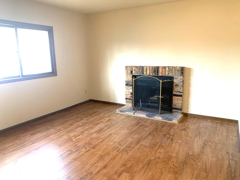 1089 Regency Dr — Photo 5