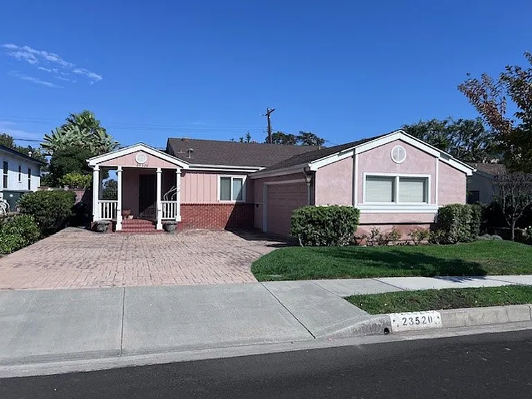 23520 Susana Ave — Photo 1