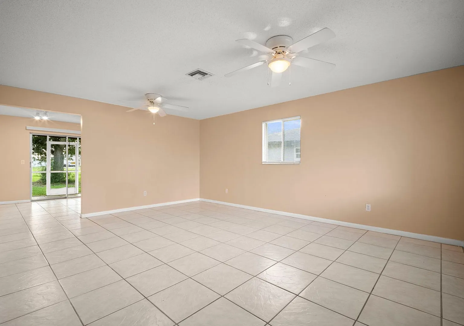 Beautiful 2-bedroom, 2-bathroom apartment, perfectly located in Cape Coral — Photo 1