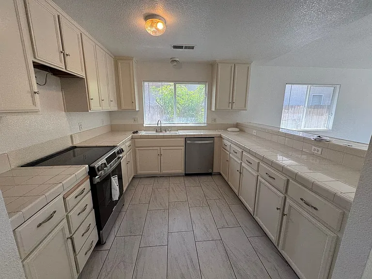 430 Vargus Ct — Photo 5