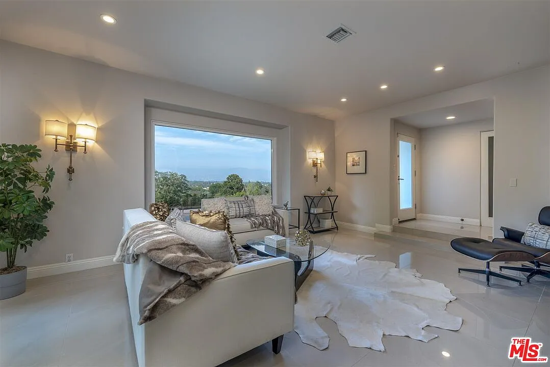 3 bed, 2.0 bath, 2488 sqft, $7,750 — Photo 3