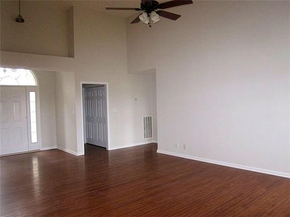 2nd image of 1621 Broad Cir