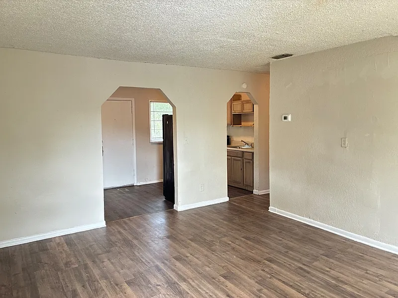 3 bed, 1.0 bath, 805 sqft, $1,100 — Photo 2