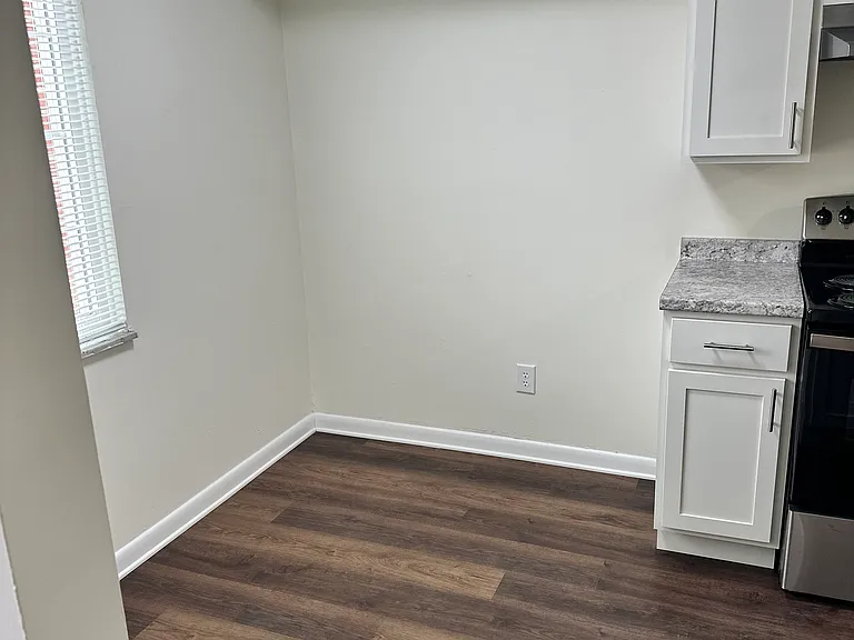 435 Hartford Sq — Photo 4