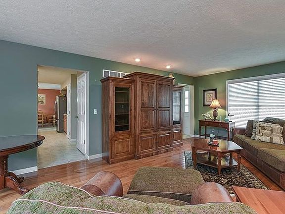 5th image of 132 Hickory Dr