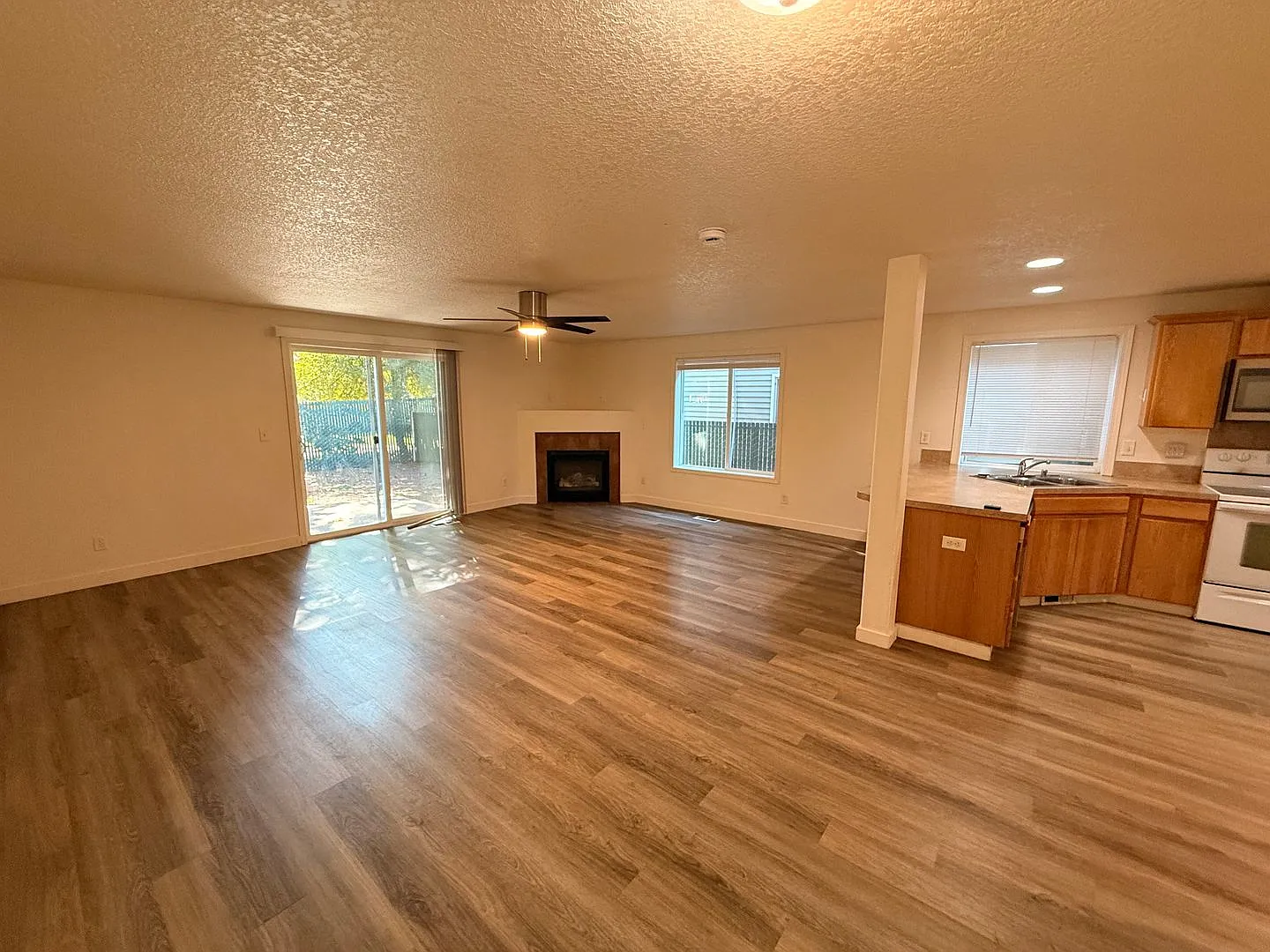Spacious Vancouver Town Home with Open-Concept Living & Gas Fireplace — Photo 4