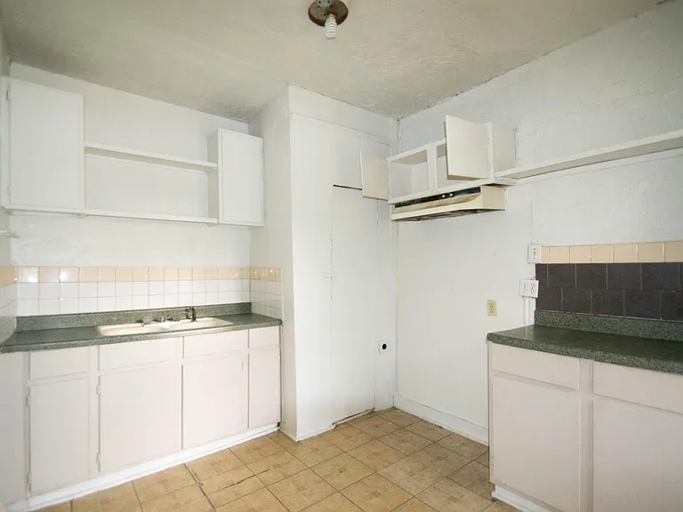 4306 Metropolitan Ave — Photo 6