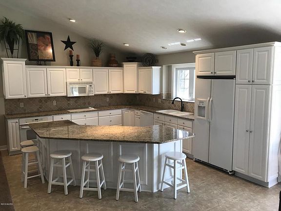 2nd image of 11529 Windsor Dr NE