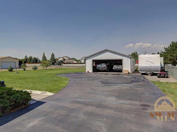 3rd image of 215 Angus Dr