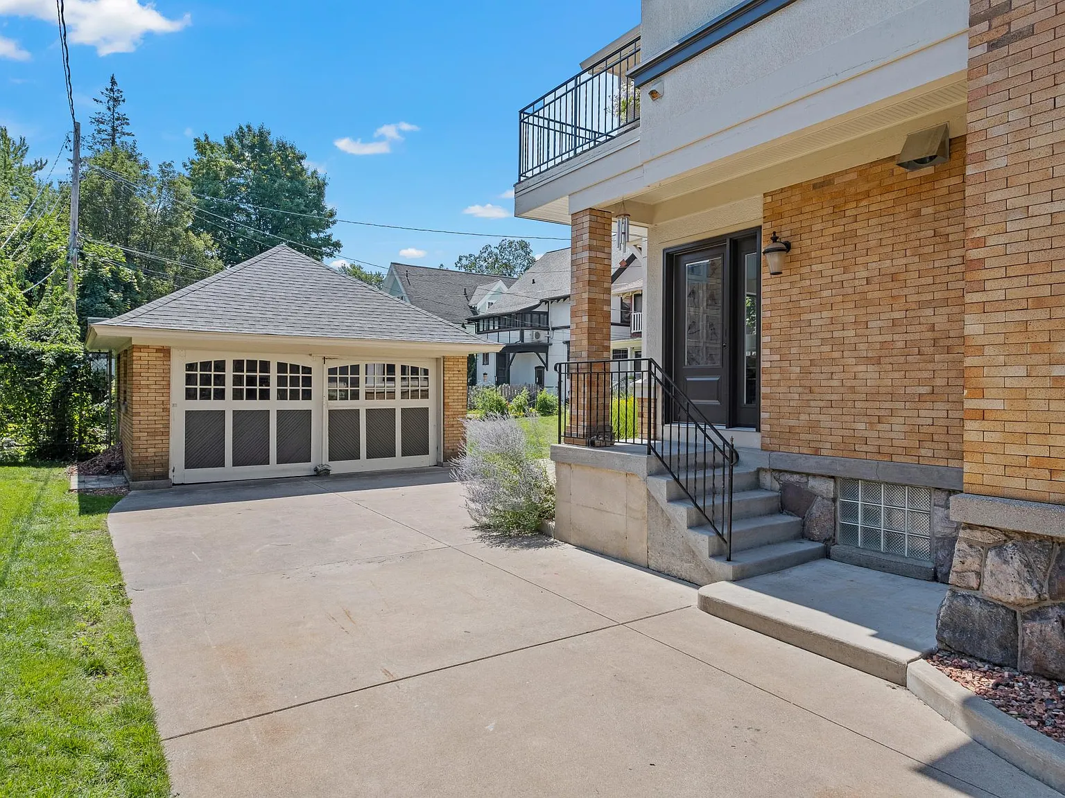 1310 Lake Dr SE — Photo 3