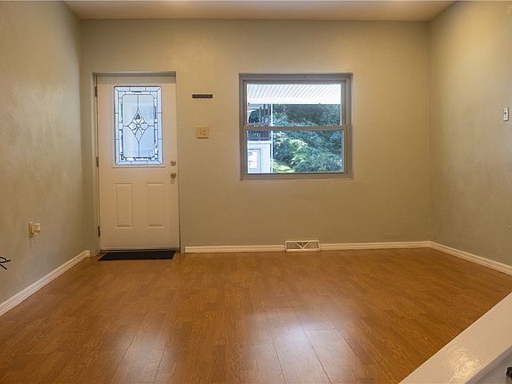 5th image of 1145 Hill St