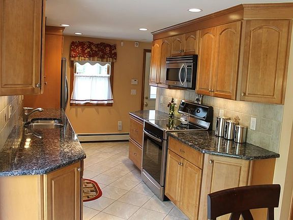 4th image of 73 Basswood Ave