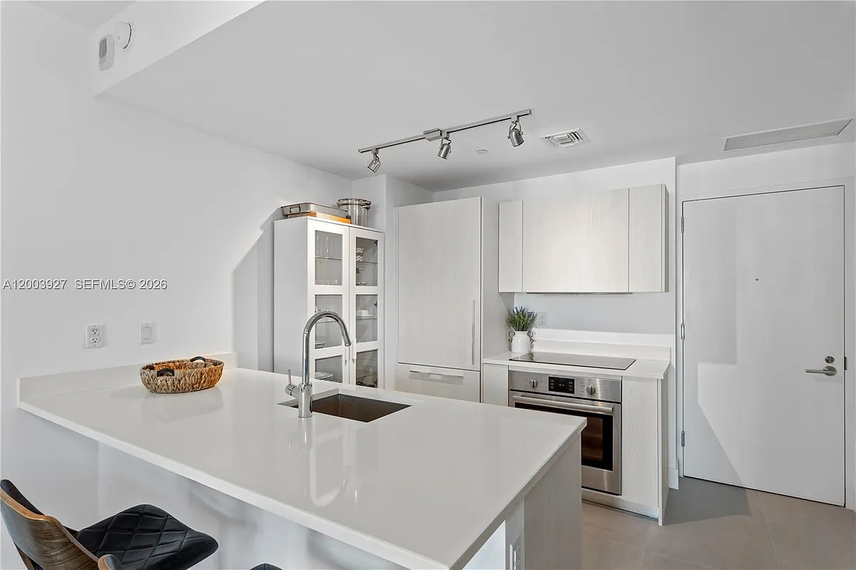 Building Photo - 501 NE 31st St #605