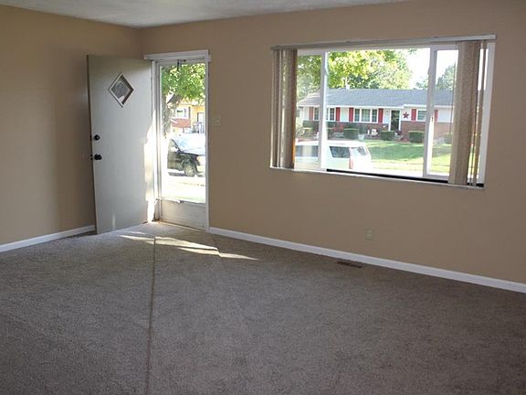 4th image of 3506 Royal Oak Dr