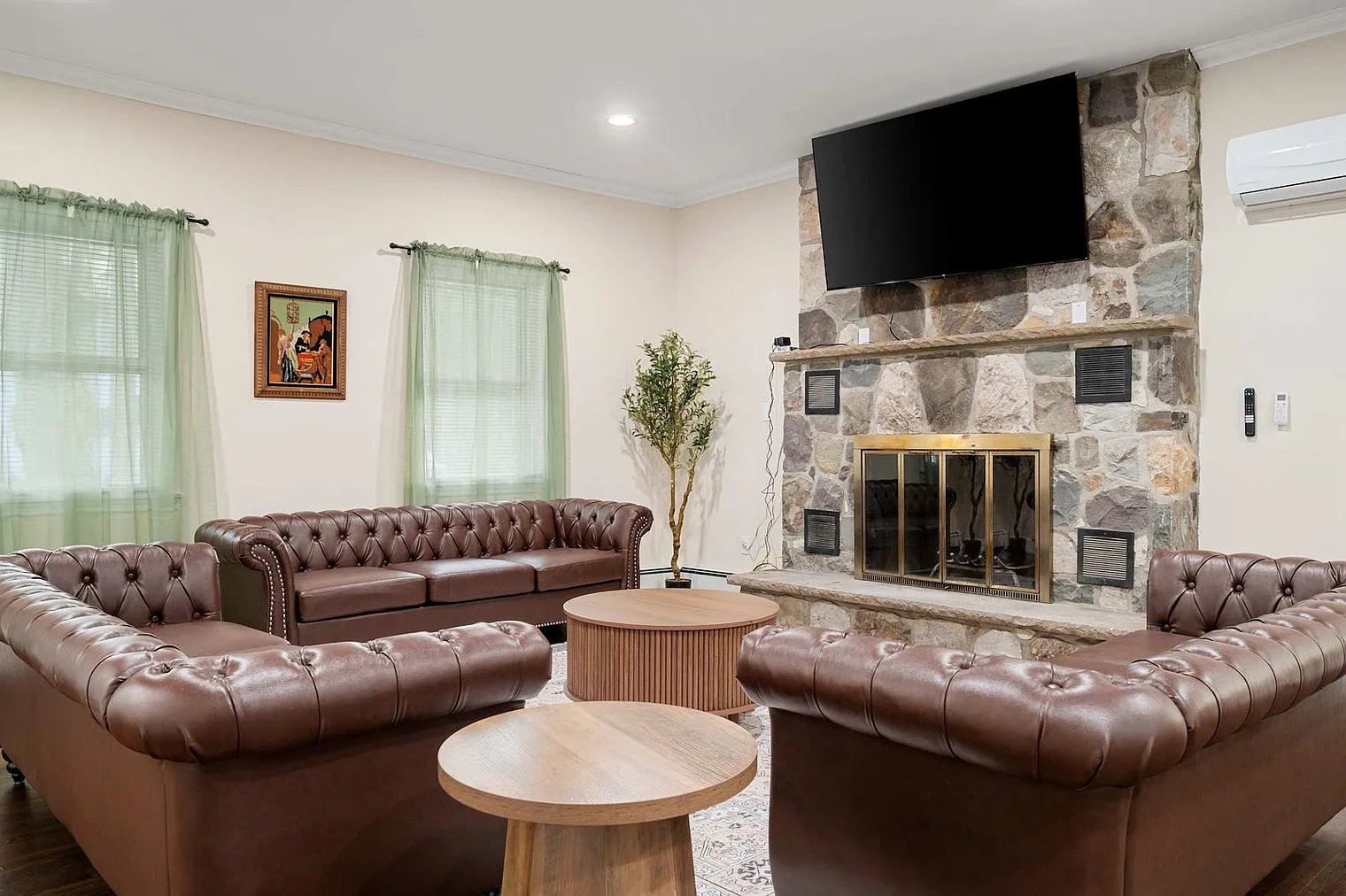 3 bed, 3.0 bath, 3885 sqft, $8,440 — Photo 4