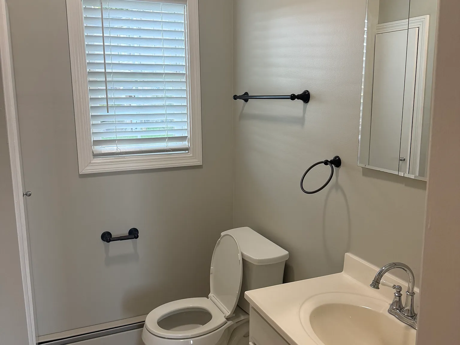 2 bed, 950 sqft, $1,600 — Photo 2