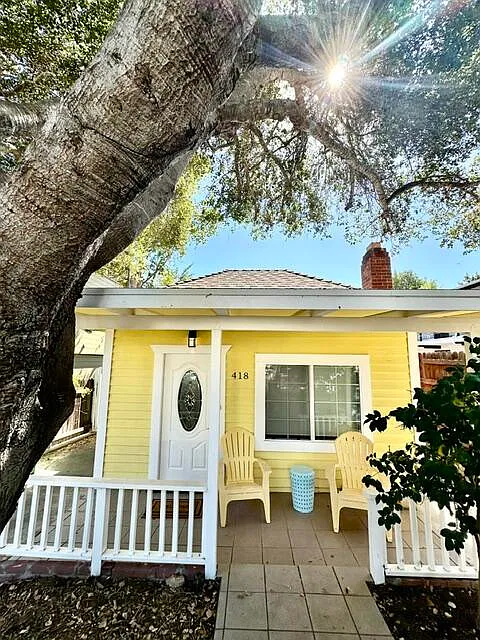 418 E Sola St