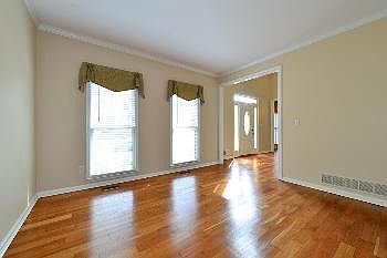 5th image of 812 Hillcrest Ln