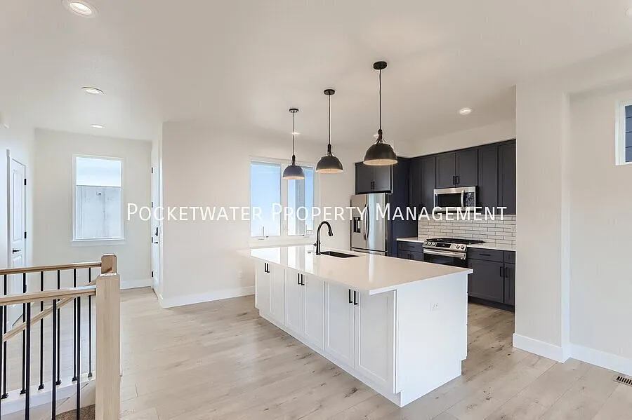 Luxury 3-Bedroom Townhome with Mountain Views — Photo 3