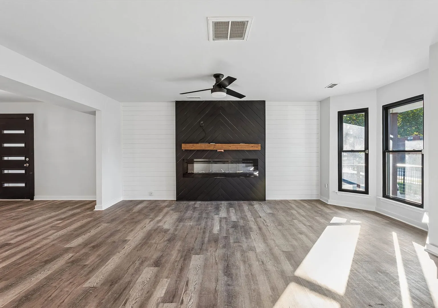 Move-In Ready with a Primary Suite Near the Shipyard & I-664 — Photo 4