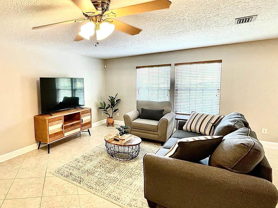 736 Kings Estate Rd #1