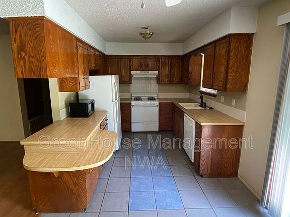 2nd image of 908 SE 10th St
