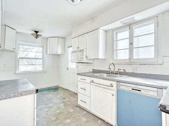 15th image of 262 Commodore Pkwy