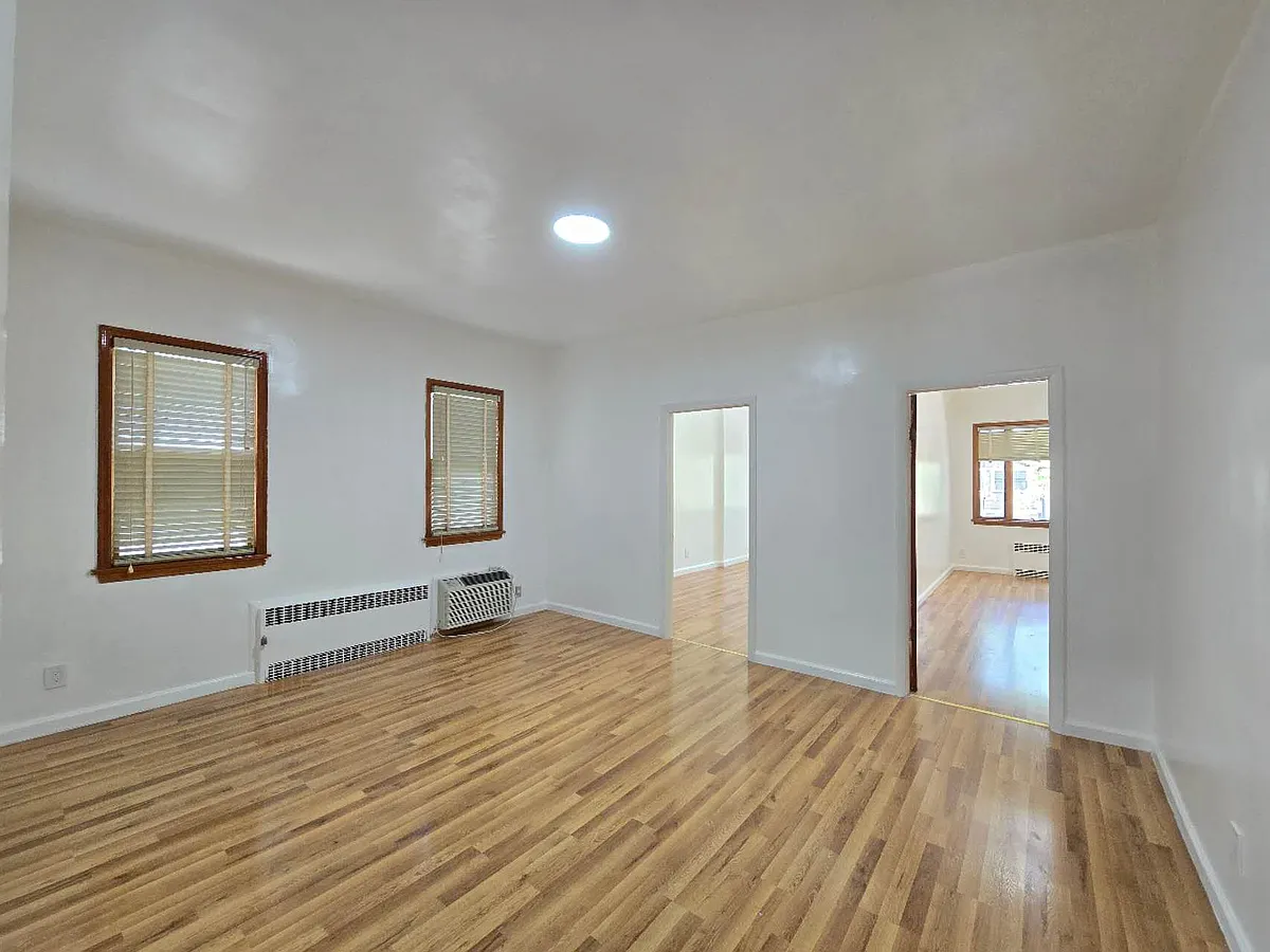 Building Photo - 1840 W 6th St #2