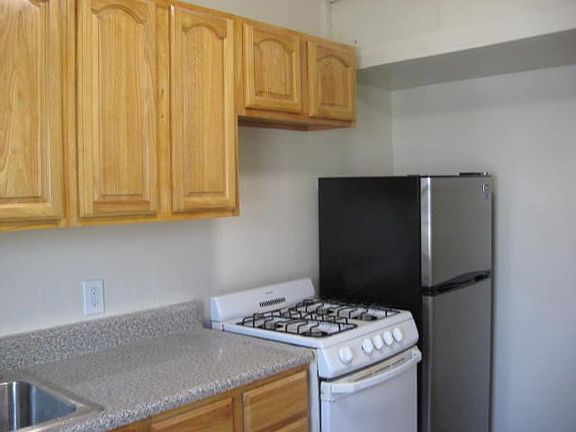 4th image of 11316 Delevan St