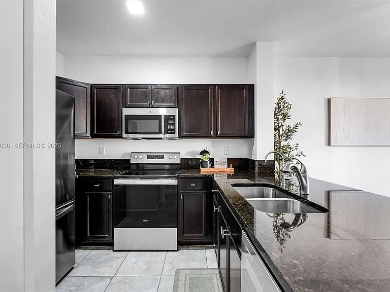 134 SE 28th Ter #10 — Photo 9