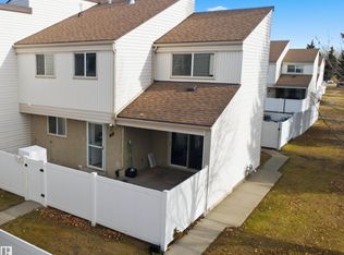 15 Woodvale Ct NW, Edmonton, AB T6L4S9